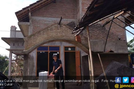 Bea Cukai Kudus Gerebek Rumah Penimbunan Rokok Ilegal - JPNN.COM