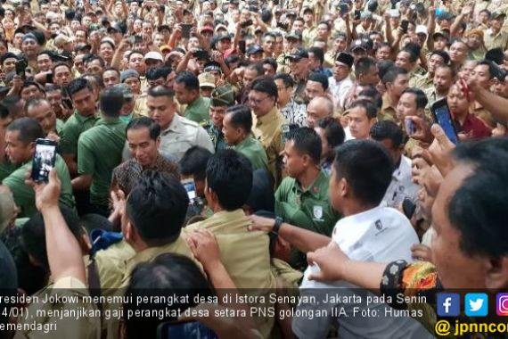 Jokowi Janjikan Gaji Perangkat Desa Setara PNS Golongan IIA - JPNN.COM