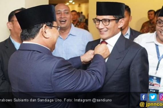 Saat Prabowo Memperbaiki Dasi Sandi - JPNN.COM