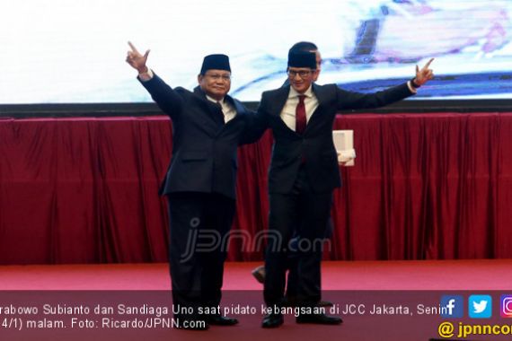 Suasana Debat Memanas, Sandi Sempat Pijit Pundak Prabowo - JPNN.COM