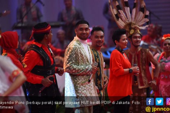 Rayendie Pono Terharu Nyanyikan Lagu Tentangmu Ibu - JPNN.COM