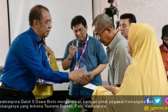 Sesmenpora Serahkan Bantuan untuk Korban Tsunami Banten - JPNN.COM
