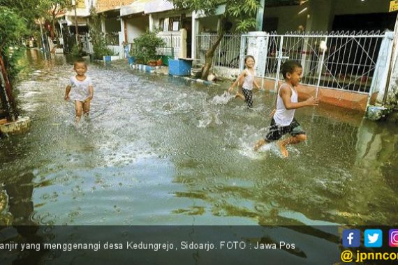Banjir Makin Meluas, Warga Tutup Jalan - JPNN.COM