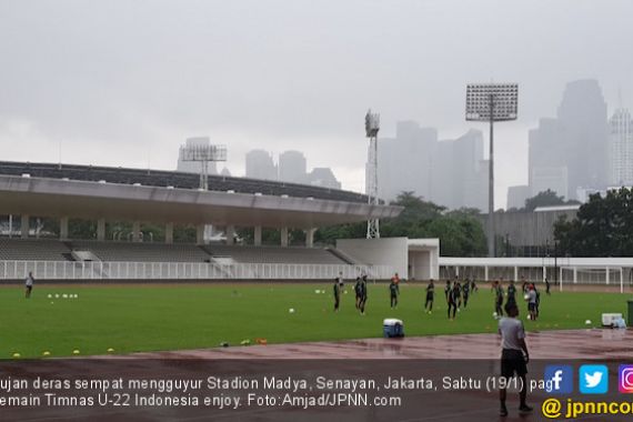 Jelang Timnas U-22 Gelar Latihan, Hujan Deras Mengguyur Kawasan Senayan - JPNN.COM