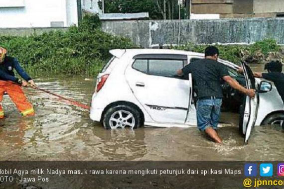 Terlalu Percaya Maps, Mobil Nadya Masuk Rawa - JPNN.COM