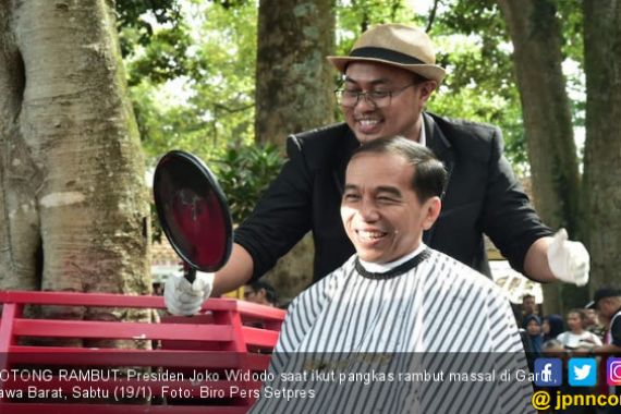 Kunjungi Garut, Pak Jokowi Potong Rambut - JPNN.COM