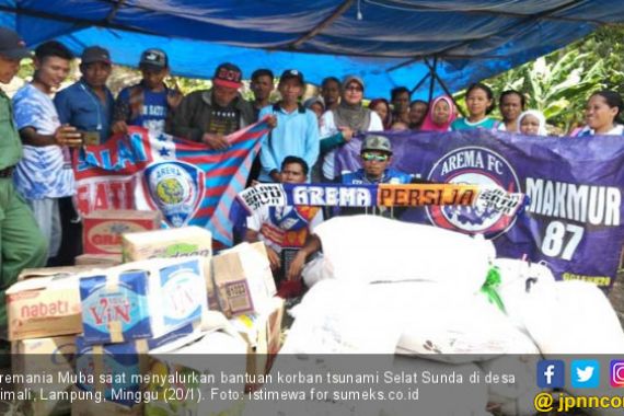 Aremania Muba Salurkan Bantuan untuk Korban Tsunami Selat Sunda - JPNN.COM