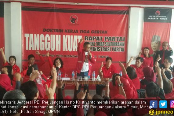 Braaak! Hasto Gebrak Meja saat Rapat Konsolidasi - JPNN.COM