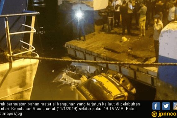 Truk Bermuatan Bahan Material Bangunan Nyemplung ke Laut - JPNN.COM