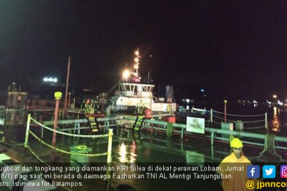 KRI Silea 858 Amankan Tongkang Bermuatan 3.600 KL BBM - JPNN.COM