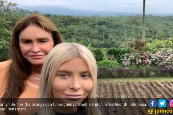 Berlibur di Indonesia, Ayah Kendall Jenner Foto Bareng Tunangan di Sawah - JPNN.COM