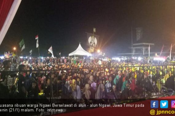 Ribuan Warga Ngawi Antusias Berselawat Bersama Kiai Ma'ruf - JPNN.COM