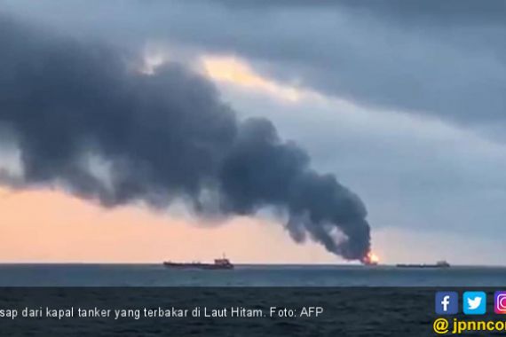Tragedi di Laut Hitam, Dua Tanker Terbakar saat Transfer Minyak - JPNN.COM