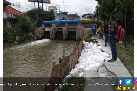 Tanggul Anak Sungai Bengawan Solo Jebol Bikin Warga Waswas - JPNN.COM