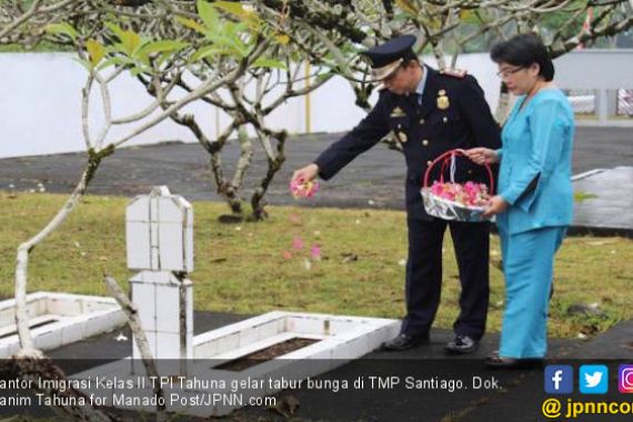 Peringati HBI, Kanim Tahuna Tabur Bunga di Makam Santiago - JPNN.COM