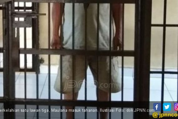Perkelahian Satu Lawan Tiga di Depan Kampus: Maulana Ngeri! - JPNN.COM