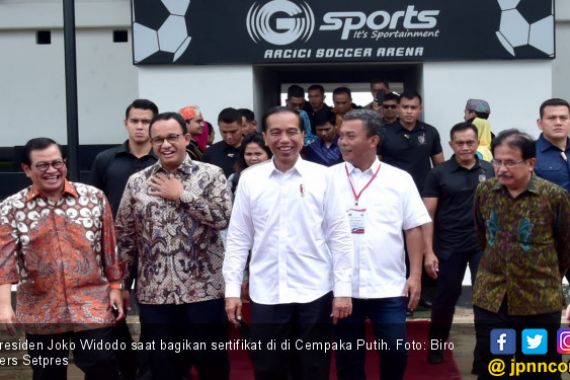 Anies Temani Jokowi Serahkan 3.000 Sertifikat di Cempaka Putih - JPNN.COM