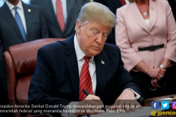 Malam Terakhir Sebagai Presiden, Donald Trump Beri Hadiah kepada Imigran Venezuela - JPNN.COM
