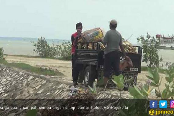 Ckck, Warga Kompak Buang Sampah di Tepi Pantai - JPNN.COM