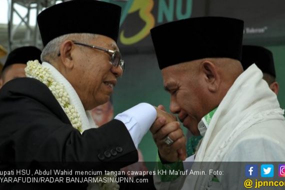 Pak Bupati Mencium Tangan Kiai Ma’ruf Amin - JPNN.COM