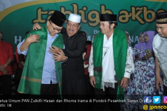 Zulkifli dan Rhoma Irama Diangkat Jadi Keluarga Besar Ponpes Sunan Dradjat - JPNN.COM