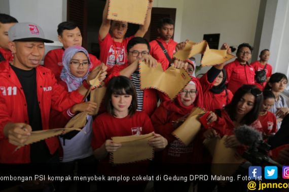 PSI Gelar Aksi Sobek Amplop di DPRD Malang - JPNN.COM