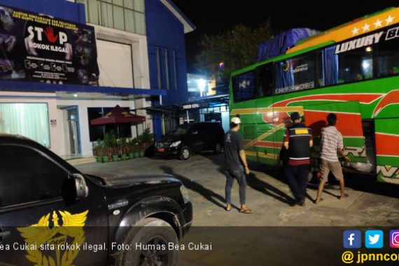 Bea Cukai dan Masyarakat Gagalkan Penyelundupan Rokok Ilegal - JPNN.COM