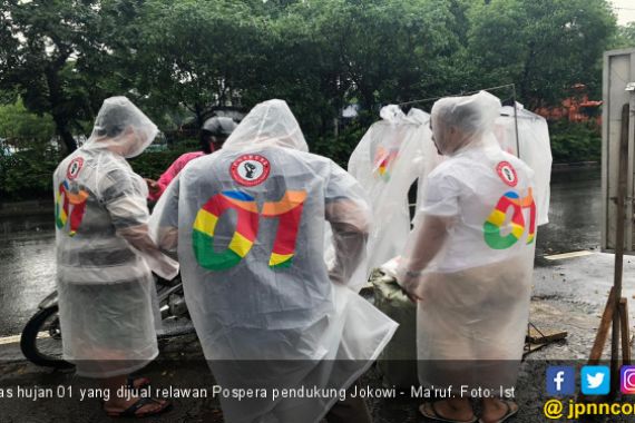 Kampanye Kreatif Relawan Jokowi di Musim Hujan - JPNN.COM