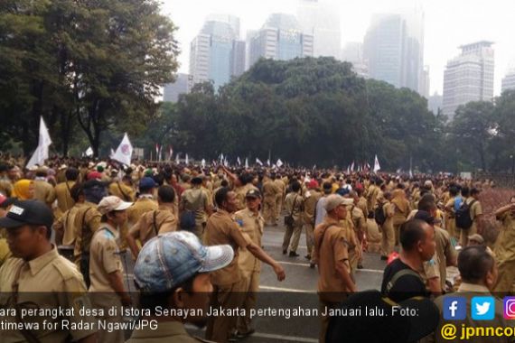 Disetarakan PNS IIA, Gaji Perangkat Desa Malah Turun - JPNN.COM