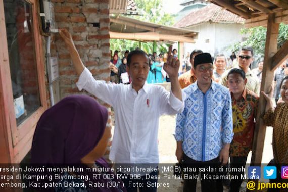 Top! Jokowi Menyalakan Saklar Listrik di Rumah Warga - JPNN.COM