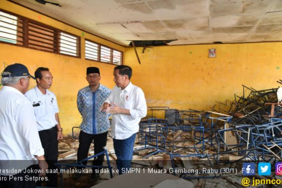 Jokowi Pastikan SMPN 1 Muara Gembong Segera Direnovasi - JPNN.COM