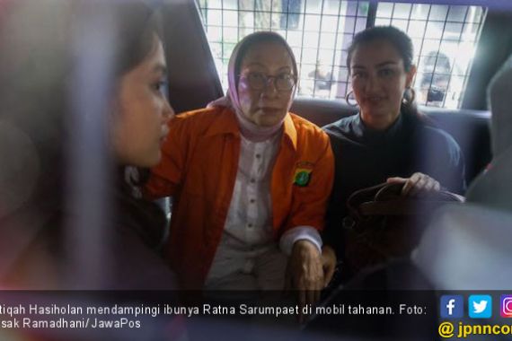 Atiqah Hasiholan Pasrah Penangguhan Penahanan Ibunya Ditolak - JPNN.COM