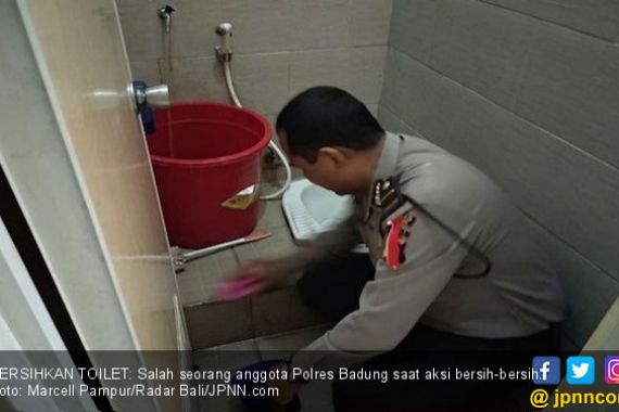 Viral!! Anggota Polisi di Bali Ini Disuruh Bersihkan Toilet - JPNN.COM