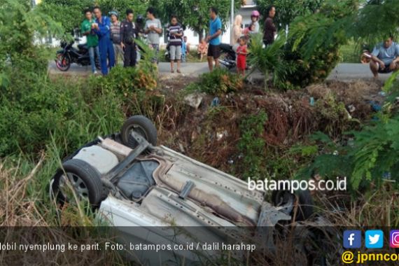 Sopir Ngantuk, Sedan Nyemplung ke Parit Batuaji - JPNN.COM