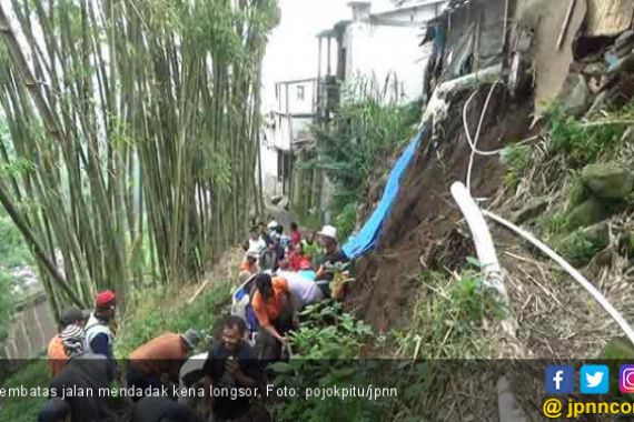 Penahan Jalan Rusak, Longsor Ancam Rumah Warga - JPNN.COM