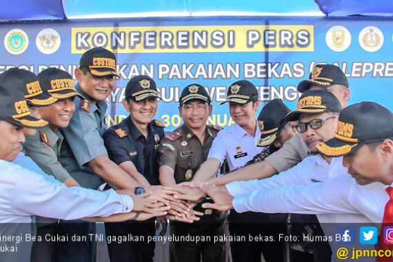 Sinergi Bea Cukai dan TNI Berhasil Gagalkan Penyelundupan Pakaian Bekas di Sulteng - JPNN.COM