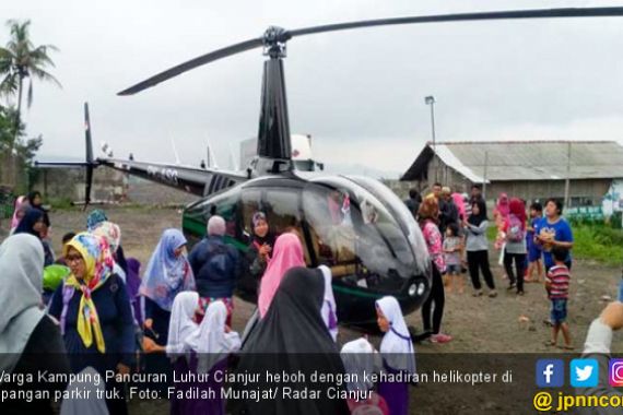 Heboh! Helikopter dengan Pilot Bule Mendarat di Lapangan Parkir Truk Cianjur - JPNN.COM