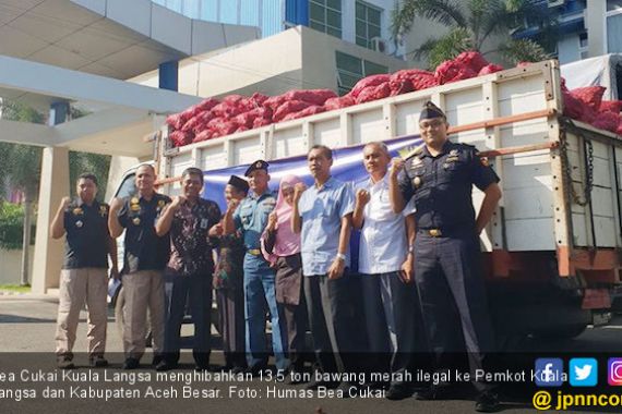 Bea Cukai Kuala Langsa Hibahkan 13,5 Ton Bawang Merah Ilegal Layak Konsumsi - JPNN.COM