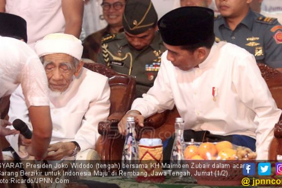Kenangan Presiden Jokowi Masuk Kamar Mbah Moen dan Salat Magrib Bersama - JPNN.COM