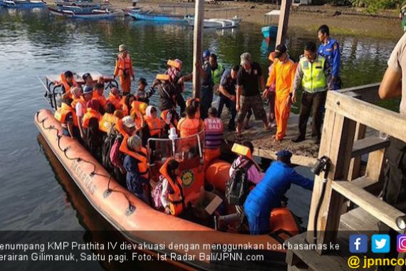 KMP Prathita IV Kandas di Selat Bali, Proses Evakuasi 383 Penumpang Dramatis - JPNN.COM