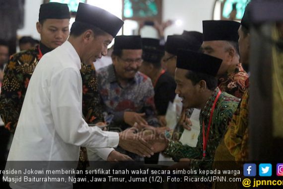 Jokowi Serahkan 253 Sertifikat Wakaf di Ngawi - JPNN.COM