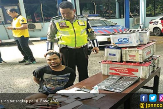 Kejar - kejaran Polisi dan Maling, Tabrak 3 Palang Tol dan 3 Mobil - JPNN.COM