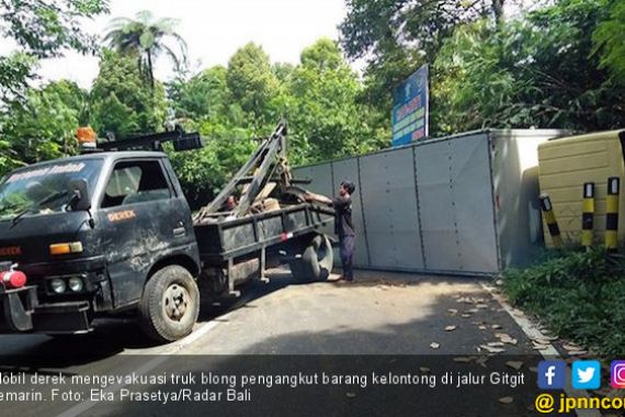 Ngeri! Rem Blong, Mobil Boks Tabrak Tebing, Lalu…. - JPNN.COM