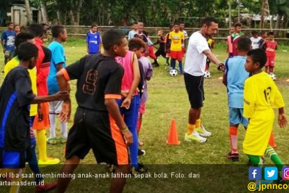 Erol Iba, Mantan Pemain Timnas yang jadi Caleg Gara-Gara Listrik di Kampungnya Tidak 24 Jam - JPNN.COM