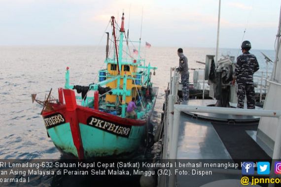 Satkat TNI AL Kejar, Tangkap dan Geledah Kapal Ikan Asal Malaysia, Hasilnya? - JPNN.COM
