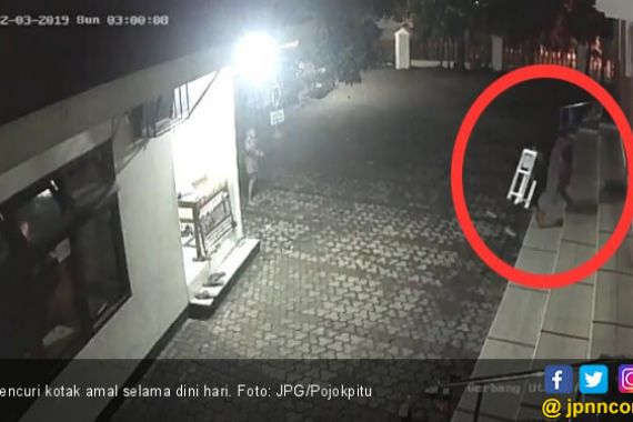 Tiga Bocah Terekam CCTV Sedang Curi Kotak Amal - JPNN.COM