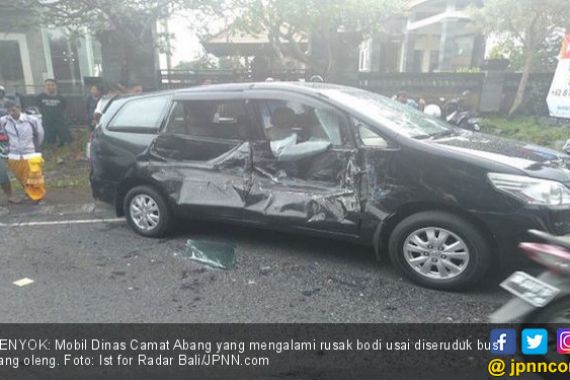 Mobil yang Ditumpangi Pak Camat Kecelakaan - JPNN.COM
