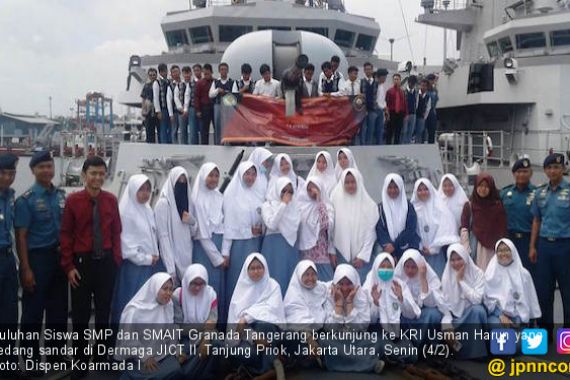 Asyik, Puluhan Siswa Berwisata ke Kapal Perang TNI AL - JPNN.COM