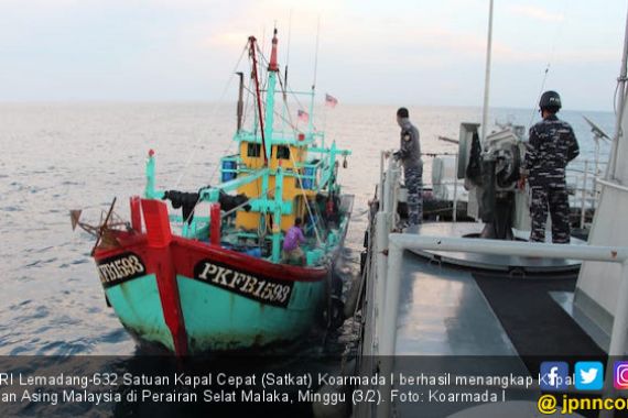 KRI Lemadang Tangkap Kapal Ikan Asing Asal Malaysia - JPNN.COM