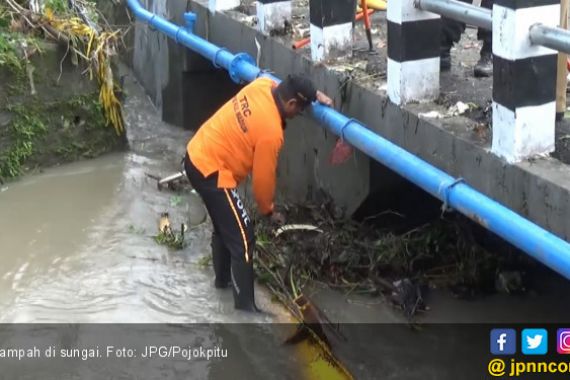 Pantas Aja Banjir, Ternyata Warga Buang Sampah di Sungai - JPNN.COM